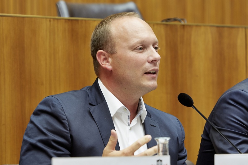 Nationalratsabgeordneter Christian Höbart (F) am Wort