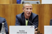 Nationalratsabgeordneter Stefan Petzner (B) am Wort