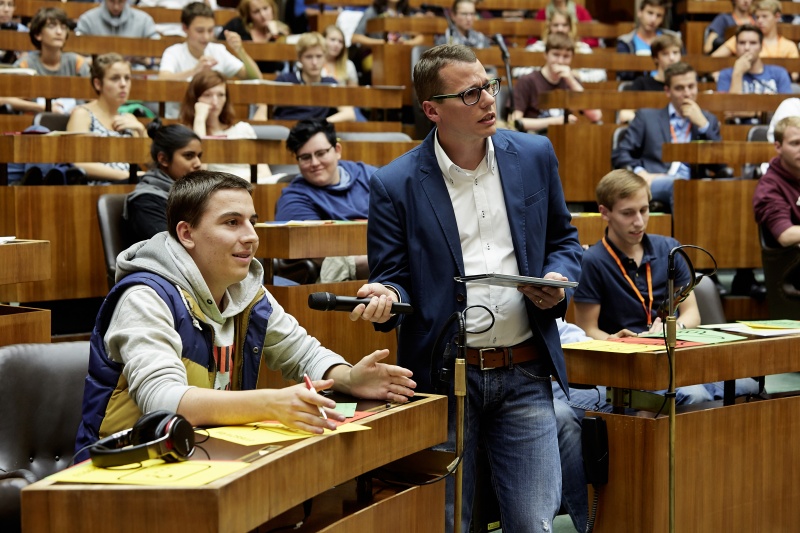 ORF-Moderator Christoph Riedl mit einem Veranstaltungsteilnehmer bei der Fragestellung