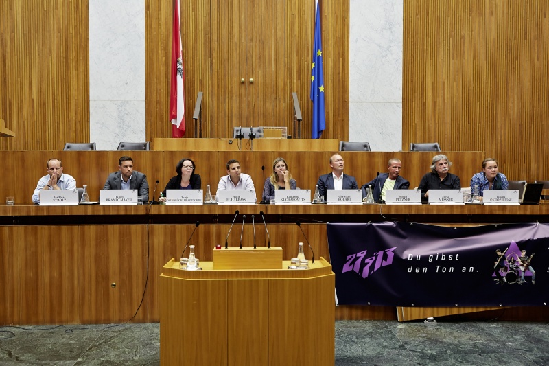Podium v.li.: Matthias Strolz (NEOS), Daniel Brandtmayer (Team Stronach), Nationalratsabgeordnete Tanja Windbüchler-Souschill (G), Asdin El Habbassi (V), Katharina Kucharowits (S), Nationalratsabgeordneter Christian Höbart (F), Nationalratsabgeordneter Stefan Petzner (B), Mirko Messner (KPÖ) und Juliana Okropiridse (Piraten)