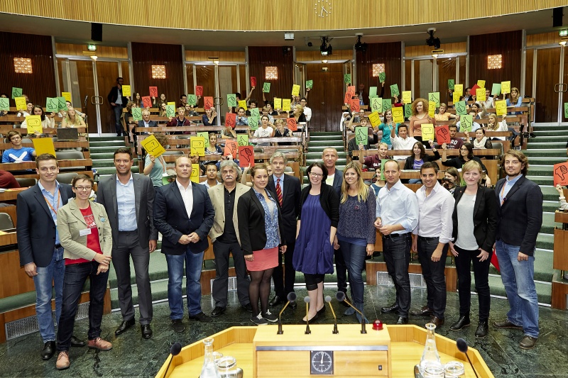 Blick in Richtung VeranstaltungsteilnehmerInnen. Erste Reihe v.li.: Zwei Mitarbeiter der Bundesjugendvertretung bzw. des ORF, Daniel Brandtmayer (Team Stronach), Nationalratsabgeordneter Christian Höbart (F), Mirko Messner (KPÖ), Juliana Okropiridse (Piraten), Parlamentsdirektor Harald Dossi, Nationalratsabgeordnete Tanja Windbüchler-Souschill (G), Nationalratsabgeordneter Stefan Petzner (B), Katharina Kucharowits (S), Matthias Strolz (NEOS), Asdin El Habbassi (V), Mitarbeiterin der Bundesjugenvertretung und der Vorsitzende der Bundesjugendvertretung David Neuber