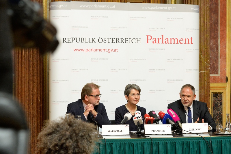 Am Podium v.li.: Pressesprecher Gerhard Marschall, Nationalratspräsidentin Barbara Prammer und Univ. Prof. Dr. Christoph Zielinski