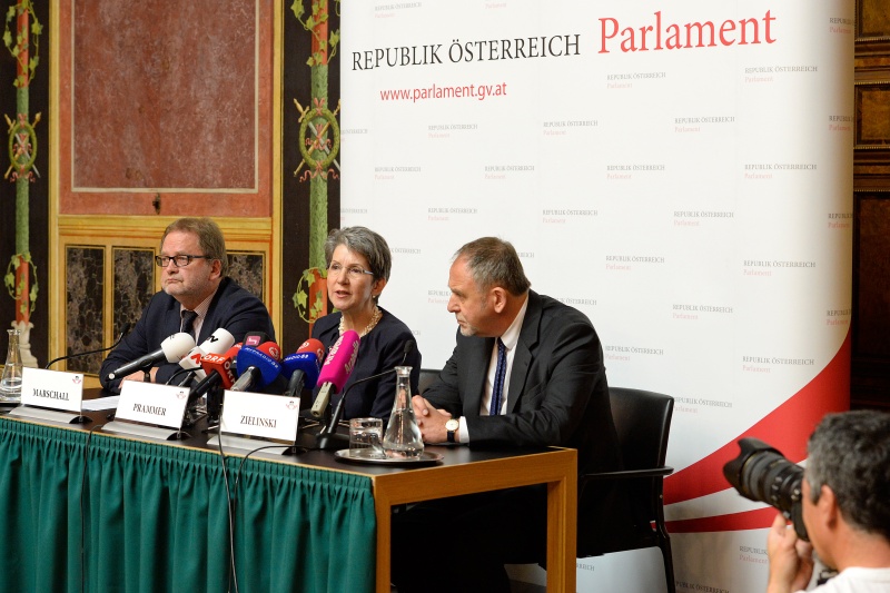Am Podium v.li.: Pressesprecher Gerhard Marschall, Nationalratspräsidentin Barbara Prammer und Univ. Prof. Dr. Christoph Zielinski