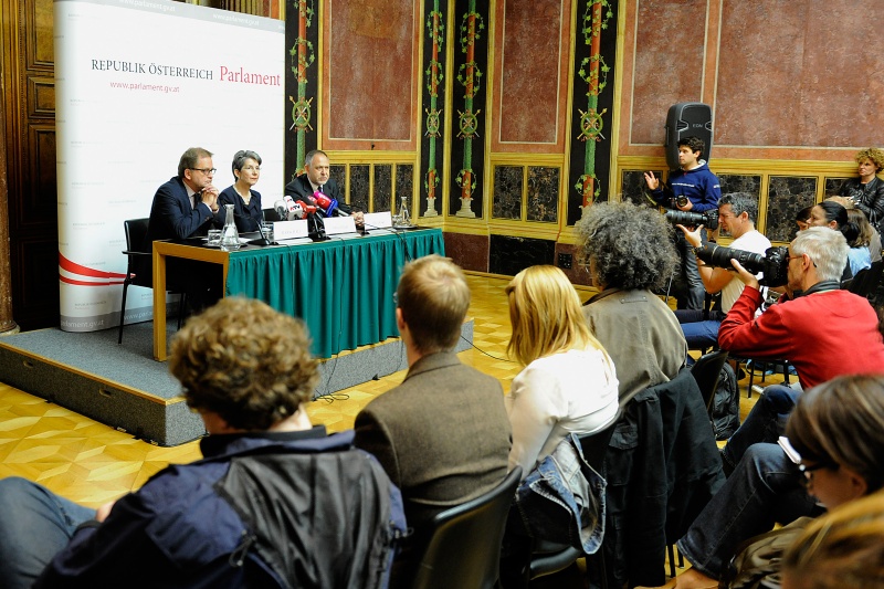 Am Podium v.li.: Pressesprecher Gerhard Marschall, Nationalratspräsidentin Barbara Prammer und Univ. Prof. Dr. Christoph Zielinski