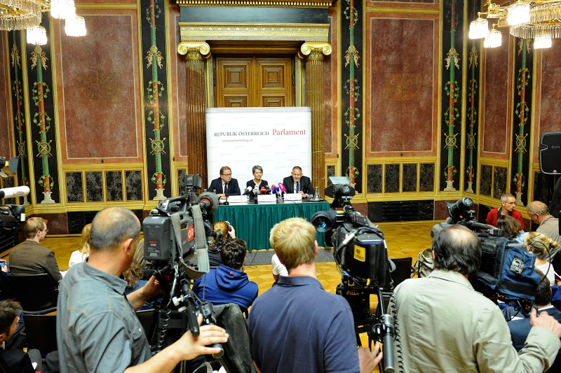 Am Podium v.li.: Pressesprecher Gerhard Marschall, Nationalratspräsidentin Barbara Prammer und Univ. Prof. Dr. Christoph Zielinski