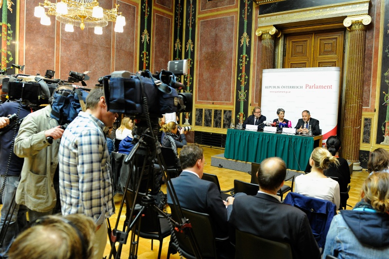 Am Podium v.li.: Pressesprecher Gerhard Marschall, Nationalratspräsidentin Barbara Prammer und Univ. Prof. Dr. Christoph Zielinski