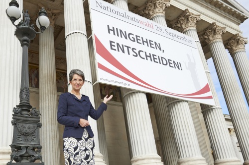 Nationalratspräsidentin Barbara Prammer vor dem Plakat: Hingehen, Entscheiden!