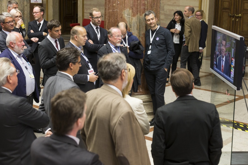 JournalistInnen vor Info-Screen