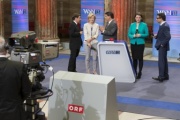 Journalisten diskutieren in der Wahlarena des ORF