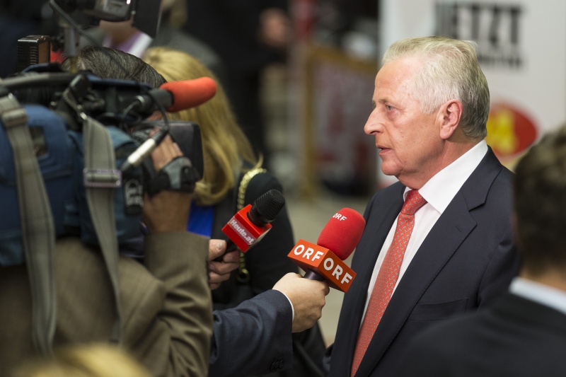 Sozialminister Rudolf Hundstorfer beim Interview