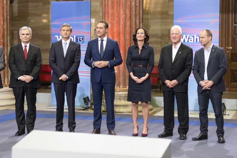v.li.: Bundeskanzler Werner Faymann (S), Vizekanzler Michael Spindelegger (V), Heinz-Christian Strache (F), Eva Glawischnig (G), Frank Stronach (Team Stronach) und Matthias Strolz (Neos) in der Wahlarena des ORF