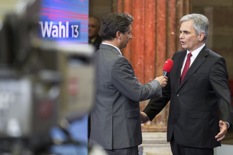 v.li.: ORF-Innenpolitikchef Hans Bürger interviewt Bundeskanzler Werner Faymann (S) in der Wahlarena des ORF