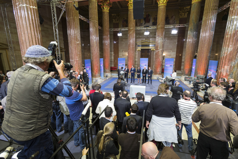 v.li.: Bundeskanzler Werner Faymann (S), ORF-Innenpolitikchef Hans Bürger, Vizekanzler Michael Spindelegger (V), Heinz-Christian Strache (F), Eva Glawischnig (G), Frank Stronach (Team Stronach) und Matthias Strolz (Neos) in der Wahlarena des ORF
