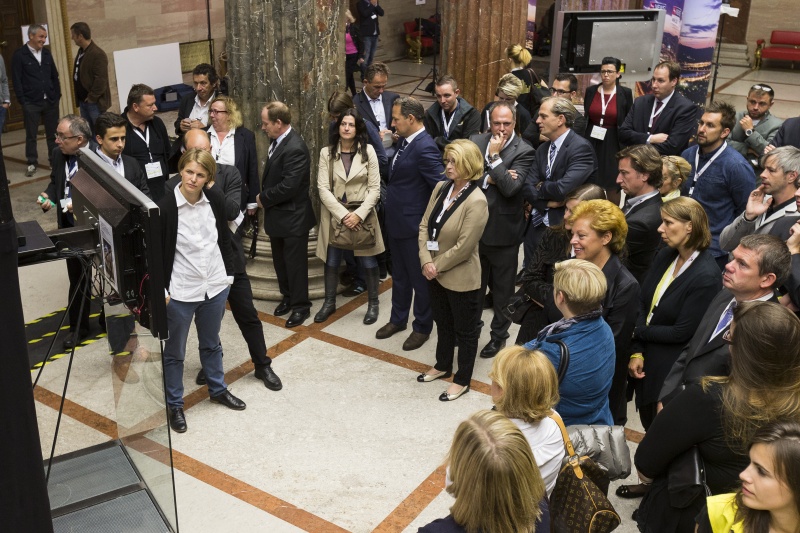 JournalistInnen vor Info-Screen