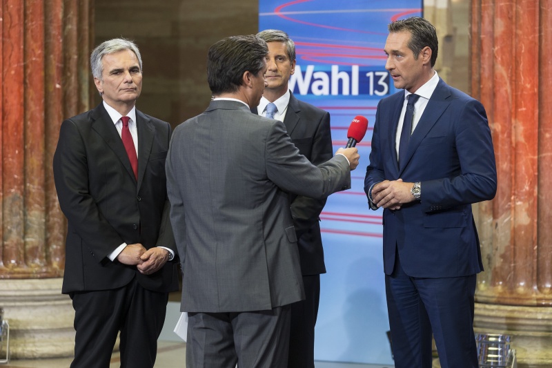 v.li.: Bundeskanzler Werner Faymann (S), Vizekanzler Michael Spindelegger (V), ORF-Innenpolitikchef Hans Bürger interviewt Heinz-Christian Strache (F) in der Wahlarena des ORF