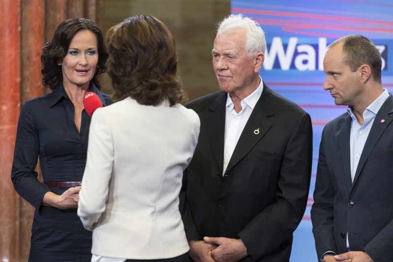 v.li.: Eva Glawischnig (G), ORF-Moderatorin, Frank Stronach (Team Stronach) und Matthias Strolz (Neos) in der Wahlarena des ORF