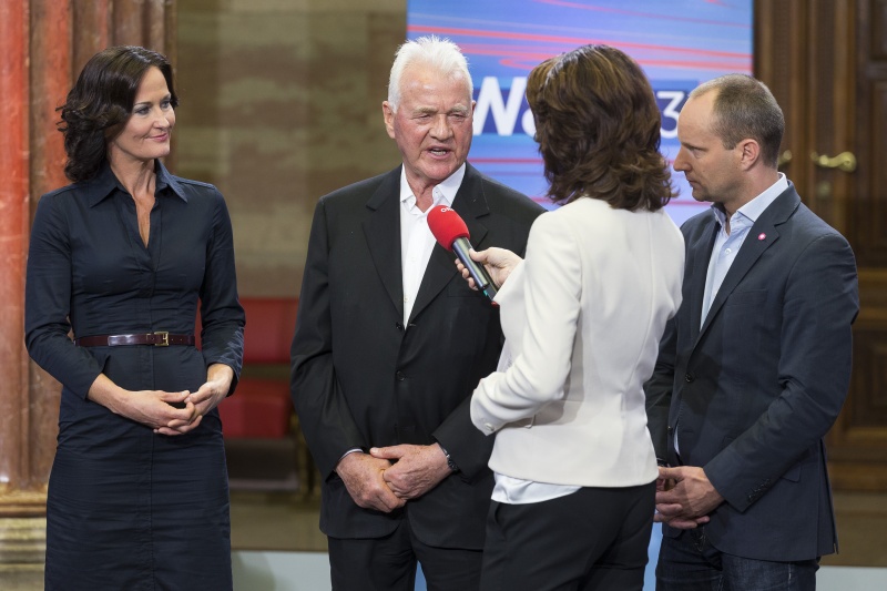 v.li.: Eva Glawischnig (G), Frank Stronach (Team Stronach), ORF-Moderatorin und Matthias Strolz (Neos) in der Wahlarena des ORF
