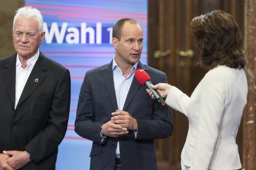 v.li.: Frank Stronach (Team Stronach), Matthias Strolz (Neos) und ORF-Moderatorin in der Wahlarena des ORF