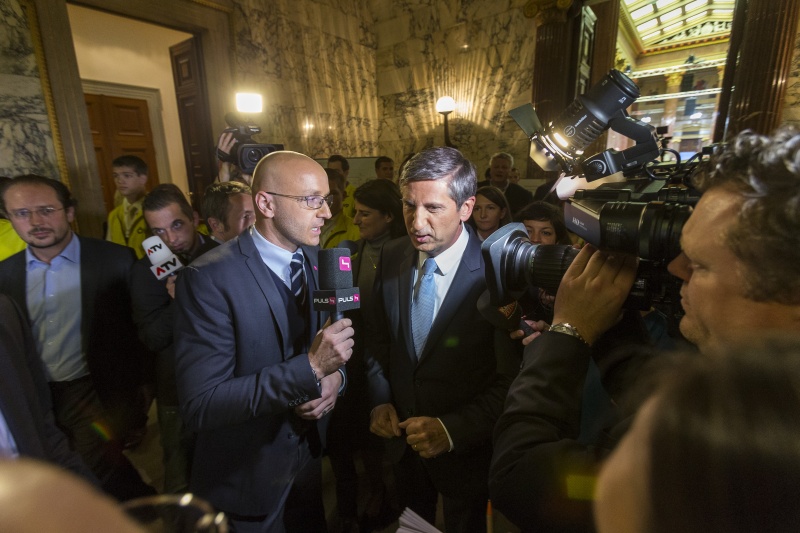 v.li.: Puls4-Moderator Jürgen Peindl interviewt Vizekanzler Michael Spindelegger (V)