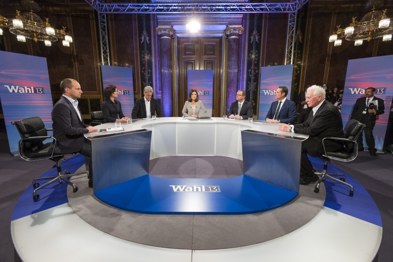 Die Spitzenvertreter jener Parteien, die den Einzug in den Nationalrat geschafft haben, diskutieren unter der Leitung von Ingrid Thurnher live im Parlament:v.li.: Matthias Strolz (Neos), Eva Glawischnig (G), Josef Cap (S), Ingrid Thurnher, Karlheinz Kopf (V), Heinz-Christian Strache (F) und Frank Stronach (Team Stronach)