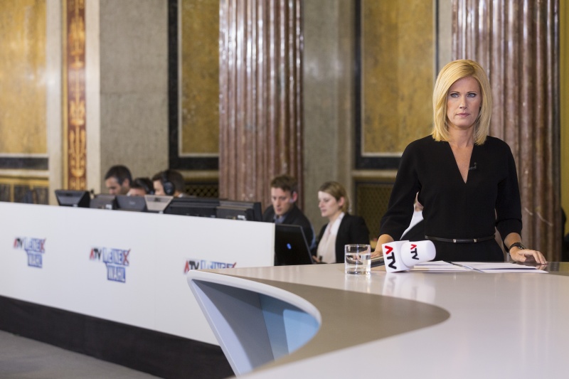 ATV-Moderatorin Sylvia Saringer im Wahlstudio