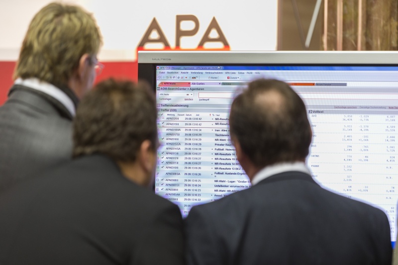 Journalisten vor Info-Screen