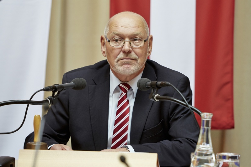 Bundesratspräsident Reinhard Todt  am Präsidium.