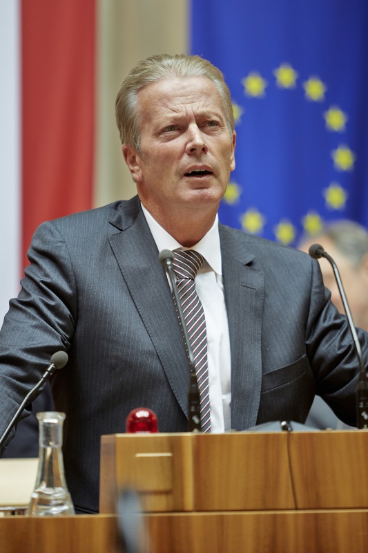 Der Bundesminister für Wirtschaft, Familie und Jugend Reinhold Mitterlehner bei seinem Referat