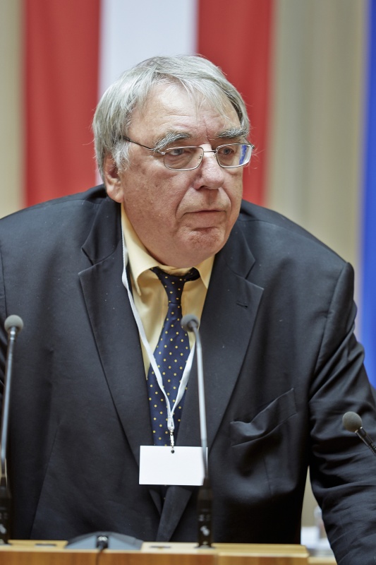 Der Vorsitzende der OEGB PensionistInnen Werner Thum am Rednerpult.