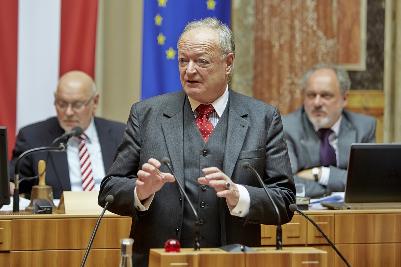 Der Präsident des Seniorenrates Andreas Khol am Rednerpult.