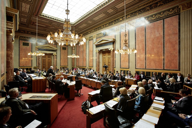 Der Vorsitzende der ÖGB PensionistInnen, Werner Thum am Rednerpult