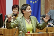 Die Stadträtin für Gesundheit und Soziales in Wien Sonja Wehsely am Rednerpult.