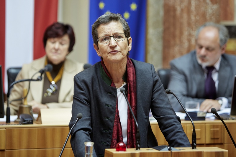 Die Landesrätin für Soziales, Familie, Frauen und Senioren in Vorarlberg Greti Schmid am Rednerpult.