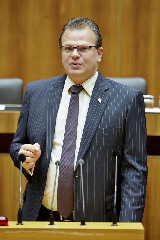 Nationalratsabgeordneter Hans-Jörg Jenewein (F) am Rednerpult