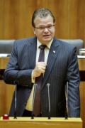 Nationalratsabgeordneter Hans-Jörg Jenewein (F) am Rednerpult