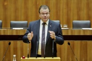 Nationalratsabgeordneter Hans-Jörg Jenewein (F) am Rednerpult
