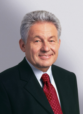 Portraitfoto von Dr. Josef Pühringer