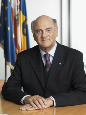 Portraitfoto von Dipl.-Ing. Dr. Erwin Pröll