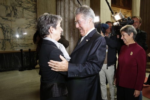 v.li.: Nationalratspräsidentin Barbara Prammer begrüßt Bundespräsident Heinz Fischer im Parlament