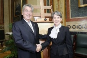v.li.: Bundespräsident Heinz Fischer bedankt sich bei Nationalratspräsidentin Barbara Prammer für sein Geschenk