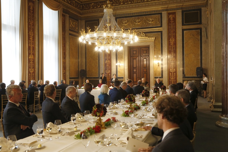 Nationalratspräsidentin Barbara Prammer gratuliert Bundespräsident Heinz Fischer zum Geburtstag