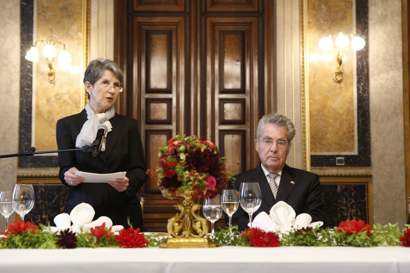 Nationalratspräsidentin Barbara Prammer gratuliert Bundespräsident Heinz Fischer zum Geburtstag