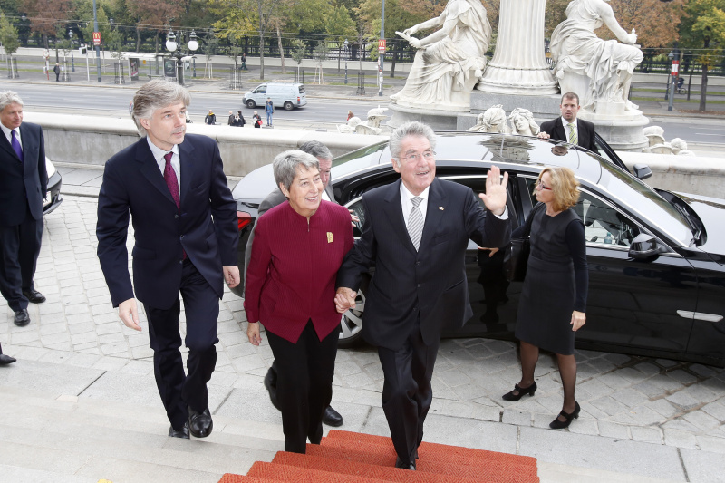 Ankunft von Bundespräsident Heinz Fischer im Parlament. von links: Parlamentsdirektor Harald Dossi, Margit Fischer und Bundespräsident Heinz Fischer