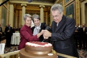 v.re.: Bundespräsident Heinz Fischer beim Anschneiden der Geburtstagstorte mit Nationalratspräsidentin Barbara Prammer und Gattin Margit Fischer