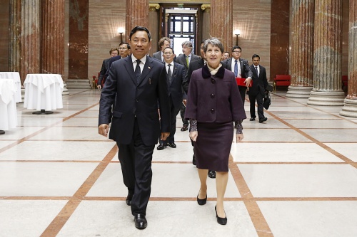v.li.: der Präsident des Repräsentantenhauses der Republik der Union Myanmar, S.E.Thura U Shwe Mann und Nationalratspräsidentin Barbara Prammer auf dem Weg in den Empfangssalon