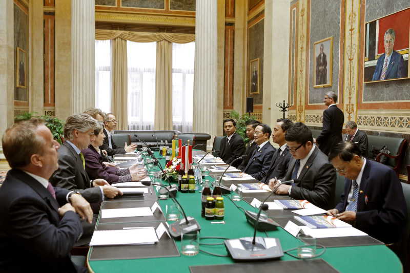 Aussprache. Rechte Seite die österreichische Delegation v.li.: Parlamentsbediensteter, Parlamentsdirektor Harald Dossi, Nationalratspräsidentin Barbara Prammer, Heilfried Carl und ein weiterer Parlamentsbediensteter. Linke Seite v.li.: die  Delegation mit dem  Präsidenten des Repräsentantenhauses der Republik der Union Myanmar, S.E.Thura U Shwe Mann (4.v.li).