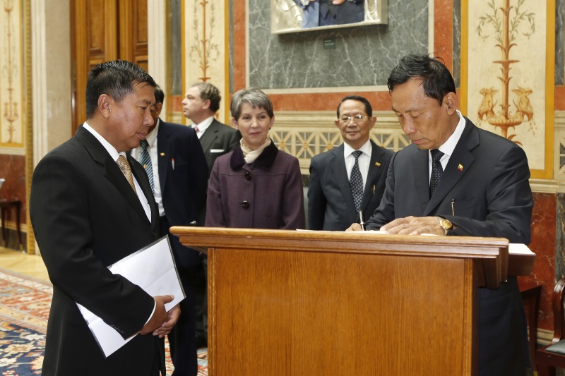 Der Präsident des Repräsentantenhauses der Republik der Union Myanmar, S.E.Thura U Shwe Mann beim Eintrag in das Gästbuch