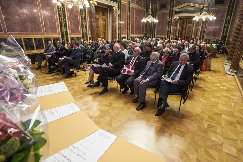 Blick in Richtung VeranstaltungsteilnehmerInen und auf die Urkunden