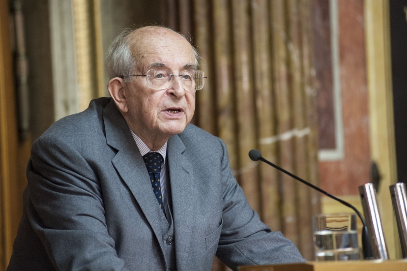 Universitätsprofessor Gerald Stourzh am Rednerpult