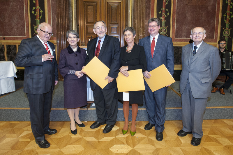 v.li.: Laudator Manfried Welan, Nationalratspräsidentin Barbara Prammer, die PreisträgerInnen Wolfgang Mantl, Sieglinde Rosenberger und Robert Luft sowie Laudator Gerald Stourzh